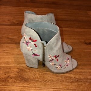 Gray Chunky Heels with floral pattern